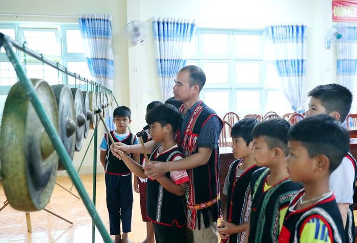 Dưới sự hướng dẫn của các nghệ nhân, học sinh Trường Phổ thông dân tộc bán trú Tiểu học Tu Mơ Rông say sưa tập đánh cồng chiêng, từng bước làm quen và tiếp nối những thanh âm văn hóa của cộng đồng