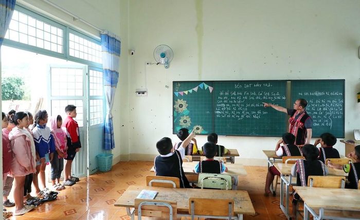 Lớp học nhạc cụ dân tộc truyền thống Tây Nguyên thu hút sự quan tâm của học sinh. Dưới sự hướng dẫn của các nghệ nhân, các em được trực tiếp làm quen, thực hành và cảm nhận những thanh âm văn hóa của cộng đồng