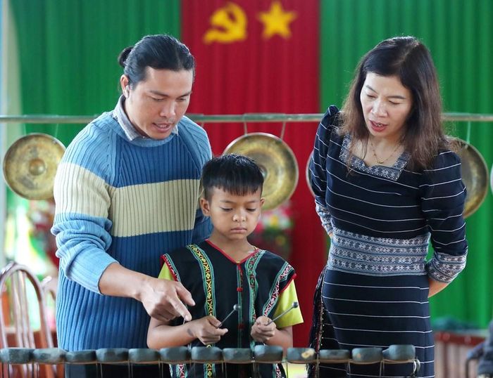 Các em được nghệ nhân A Nai Sưl hướng dẫn tận tình, cùng sự quan tâm, sát sao của cô giáo Vân trong quá trình học tập, thực hành, qua đó từng bước làm quen với nhạc cụ và thêm yêu văn hóa truyền thống