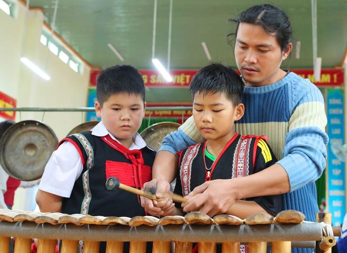 Ngoài cồng chiêng, các em còn được nghệ nhân hướng dẫn cách chơi đàn đá và ching kram (đàn tre) – những nhạc cụ độc đáo gắn với đời sống văn hóa của đồng bào Tây Nguyên