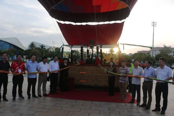 Lãnh đạo tỉnh Cà Mau cùng các đại biểu thực hiện nghi thức tại lễ ra mắt Quả khinh khí cầu du lịch lớn nhất Việt Nam. Ảnh: Tuấn Kiệt – TTXVN.