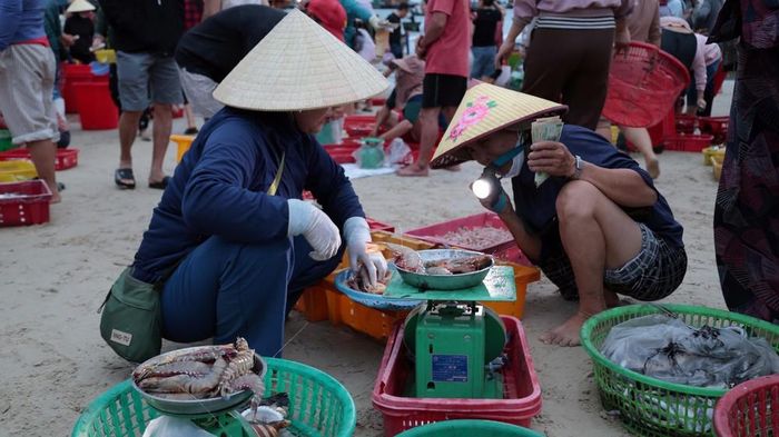 Những con tôm biển to được chào bán ngay tại chợ cá Tam Tiến