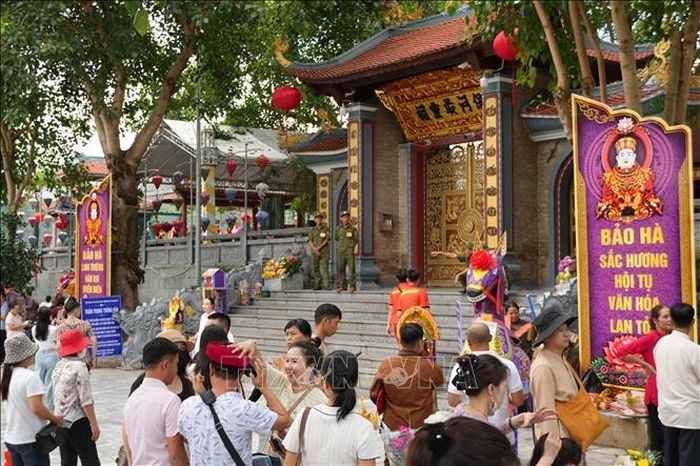 Hàng vạn du khách đến đền Bảo Hà. Ảnh Hồng Ninh - TTXVN