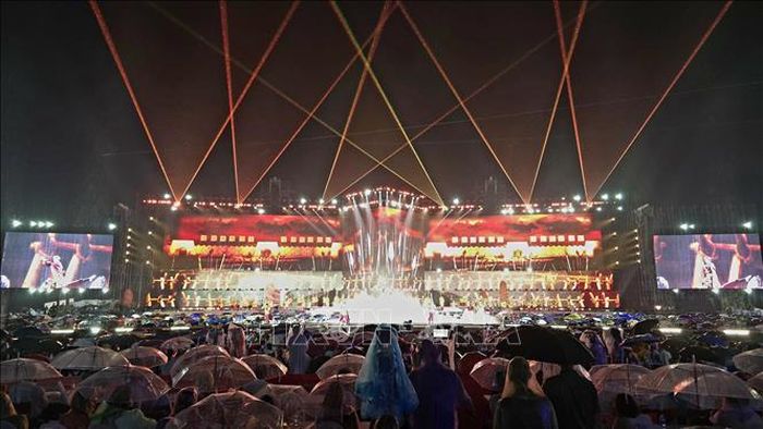 Người dân, du khách đội mưa thưởng thức concert “Quảng Ninh - Thành phố rạng rỡ tương lai”. Ảnh: Thanh Vân - TTXVN