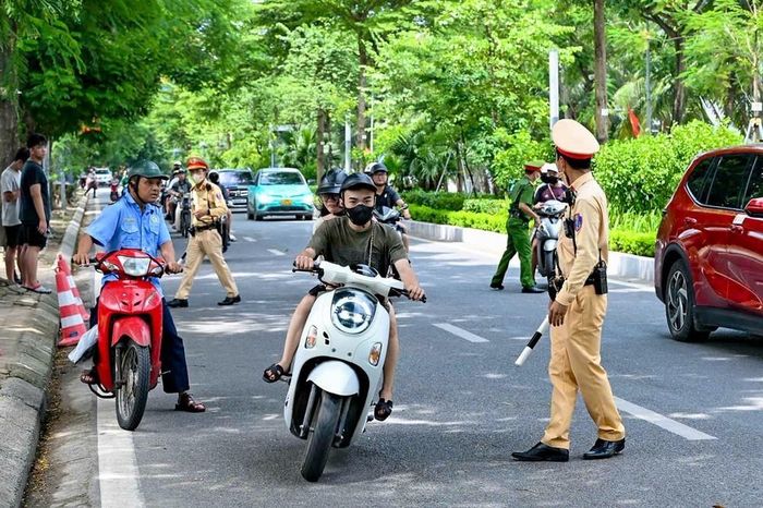 Một số người điều khiển xe máy cố tình tăng ga bỏ chạy khi phát hiện chốt kiểm tra, nhưng bị lực lượng chức năng kịp thời ngăn chặn.