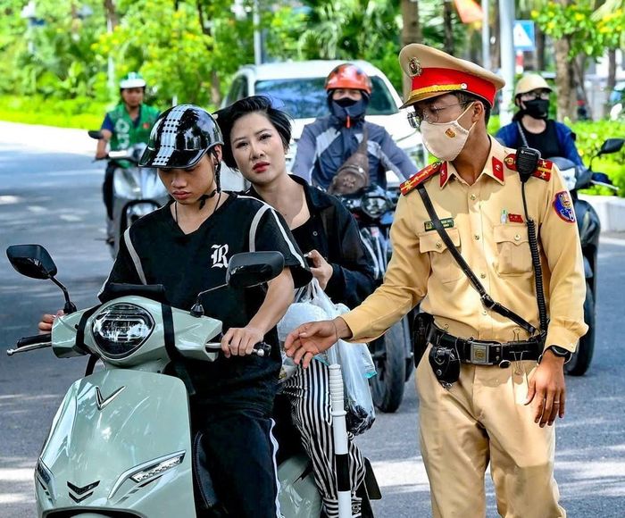 Lực lượng Cảnh sát giao thông hướng dẫn người điều khiển xe máy vào vị trí kiểm tra