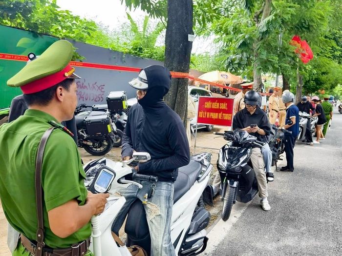 Lực lượng Cảnh sát giao thông và Công an cơ sở phối hợp kiểm soát phương tiện, xử lý vi phạm trật tự, an toàn giao thông