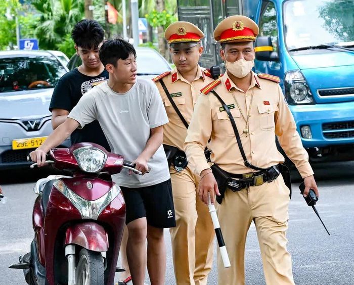 Bên cạnh việc kiểm tra nồng độ cồn, lực lượng Cảnh sát giao thông phát hiện một số trường hợp thanh thiếu niên điều khiển xe không đội mũ bảo hiểm, không chấp hành Luật giao thông đường bộ
