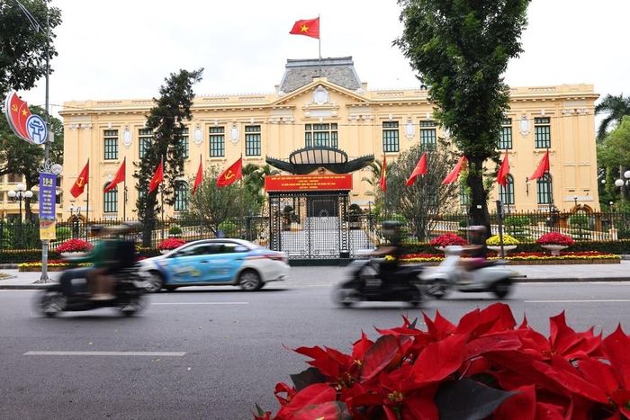 Cờ hoa được trang trí rực rỡ tại khu vực Tòa nhà Bắc Bộ phủ. Ảnh: Minh Đức – TTXVN