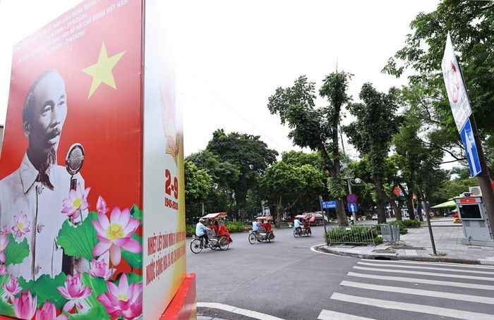 Pano, khẩu hiệu tuyên truyền cỡ lớn được bố trí tại khu vực trước Ngân hàng Nhà nước Việt Nam. Ảnh: Minh Đức – TTXVN