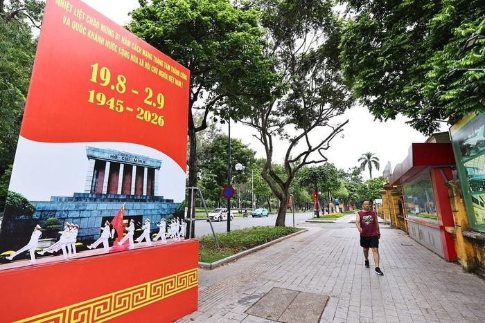 Các pa nô, khẩu hiệu tuyên truyền được trang trí tại những khu vực trung tâm, di tích lịch sử và các vị trí dễ quan sát trên phố Điện Biên Phủ. Ảnh: Minh Đức – TTXVN