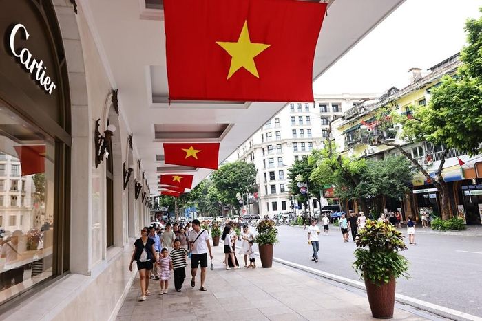 Cờ Tổ quốc cỡ lớn được bố trí tại khu vực trung tâm thương mại Tràng Tiền Plaza. Ảnh: Minh Đức – TTXVN