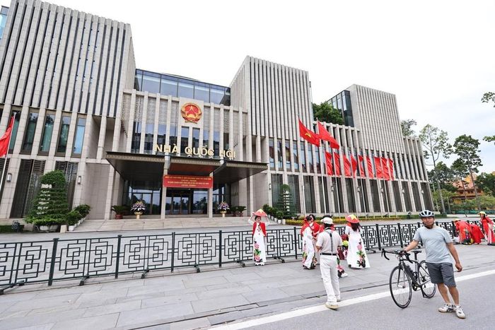 Cờ Tổ quốc cỡ lớn được bố trí tại khu vực trước tòa nhà Quốc hội. Ảnh: Minh Đức – TTXVN