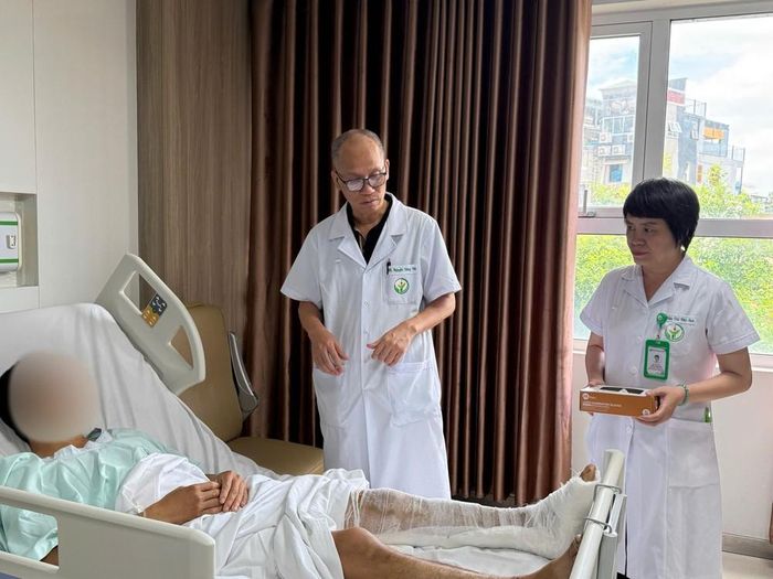 Các bác sĩ thăm khám cho bệnh nhân sau phẫu thuật. Ảnh: BVCC