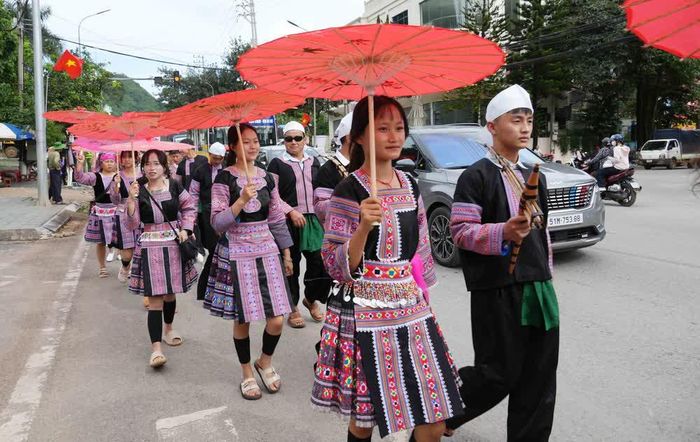 Người dân địa phương trong trang phục dân tộc Mông tham gia không gian sắc màu văn hóa cộng đồng đường phố diễn ra ở phường Mộc Châu, tỉnh Sơn La