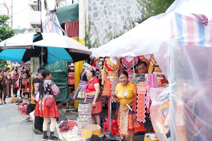 Người dân địa phương vui chơi và mua sắm váy áo tham gia Tuần Văn hóa - Du lịch Mộc Châu năm 2026
