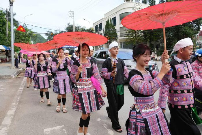Người dân địa phương trong trang phục dân tộc Mông tham gia không gian sắc màu văn hóa cộng đồng đường phố diễn ra ở phường Mộc Châu, tỉnh Sơn La