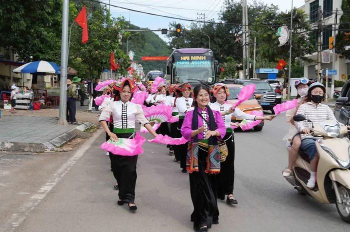 Người dân địa phương trong trang phục dân tộc Thái tham gia không gian sắc màu văn hóa cộng đồng đường phố diễn ra ở phường Mộc Châu, tỉnh Sơn La