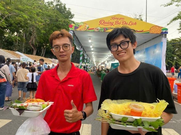 Các bạn trẻ thưởng thức bánh xèo miền Tây từ Lễ hội ẩm thực Tây Đô