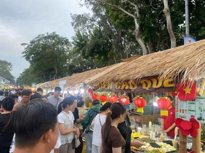 Tuần lễ ẩm thực với quy mô khoảng 100 gian hàng, đa dạng các sản phẩm ẩm thực, đặc sản địa phương