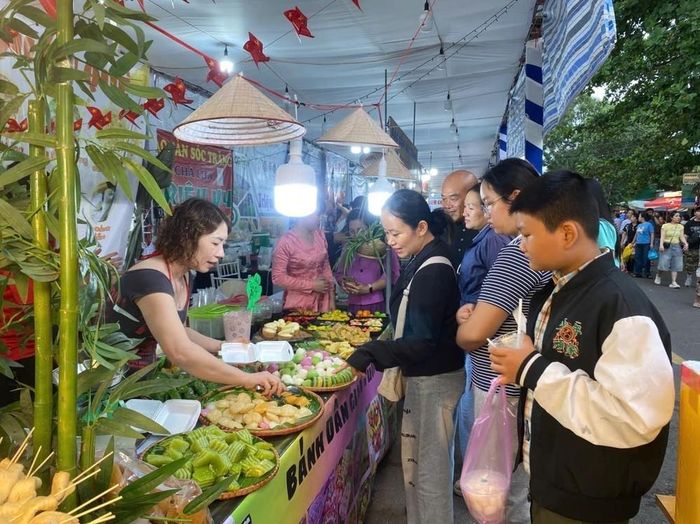 Gian hàng bánh dân gian đậm chất miền Tây với các loại bánh quen thuộc như: bánh bò, bánh da lợn, bánh khoai mì, bánh lá...