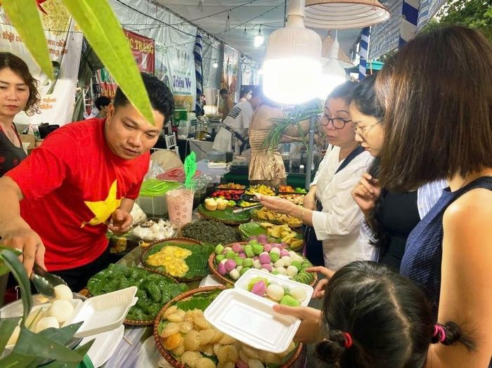Anh Nguyễn Minh Chí (phường Bình Thủy, Cần Thơ) giới thiệu các loại bánh dân gian cho khách tại Lễ hội ẩm thực