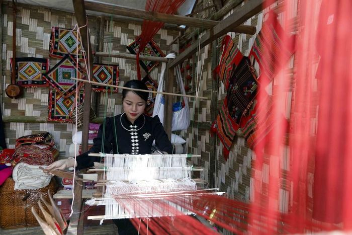 Đồng bào dân tộc Thái trình diễn dệt thổ cẩm tại Tuần Văn hóa Du lịch Mộc Châu tỉnh Sơn La năm 2026. Ảnh: Quang Quyết - TTXVN