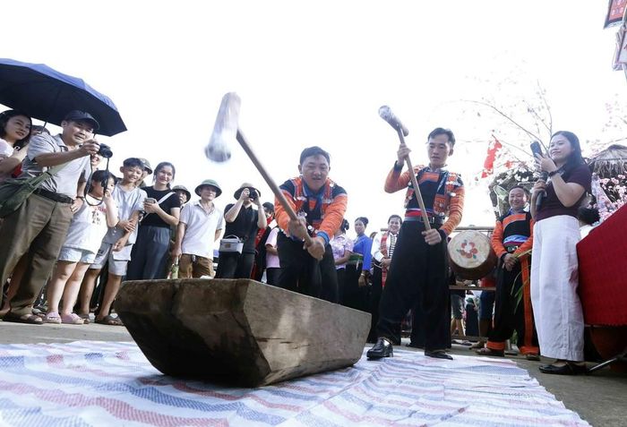 Đồng bào dân tộc Mông ở xã Tà Xùa trình diễn giã bánh dày tại Tuần Văn hóa Du lịch Mộc Châu tỉnh Sơn La năm 2026. Ảnh: Quang Quyết - TTXVN