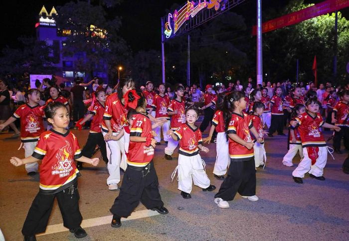 Các em nhỏ trong trang phục nhiều màu sắc tham gia trình diễn tại Carnaval “Vũ điệu đường phố”. Ảnh: Xuân Tư - TTXVN