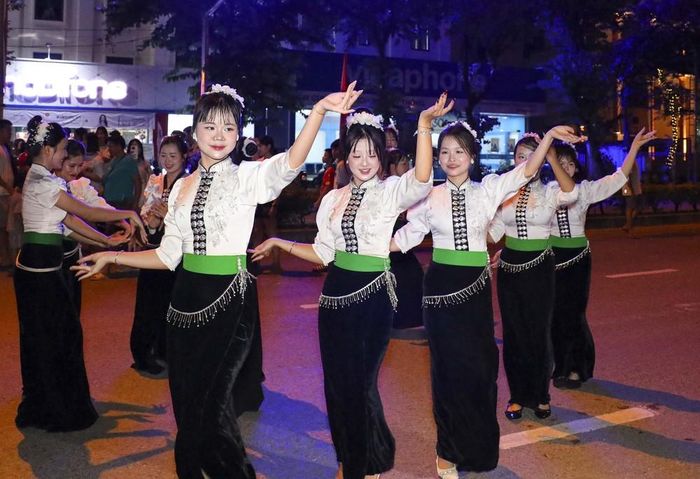 Các thiếu nữ trong trang phục dân tộc Thái trình diễn dân vũ tại Carnaval “Vũ điệu đường phố”. Ảnh: Xuân Tư - TTXVN