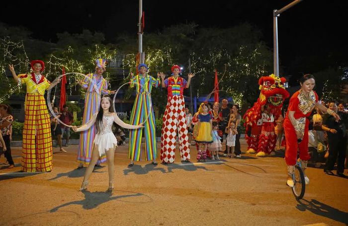 Các nghệ sĩ xiếc tạo không khí sôi động trong Carnaval “Vũ điệu đường phố” trên đường phố Điện Biên Phủ. Ảnh: Xuân Tư - TTXVN