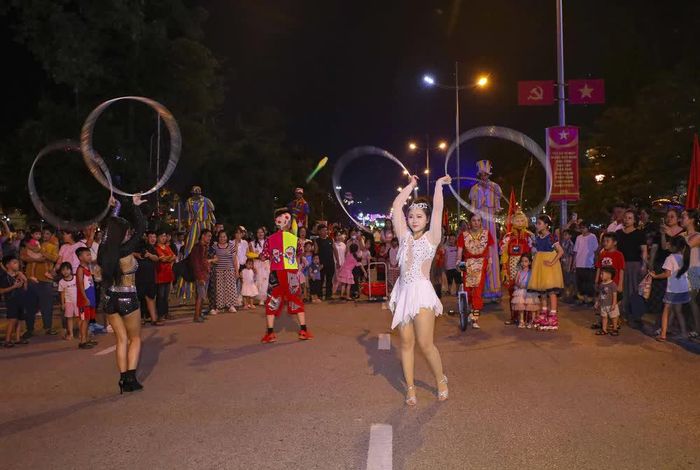 Các nghệ sĩ và thành viên câu lạc bộ cùng tham gia những màn trình diễn sôi động trên tuyến phố trung tâm. Ảnh: Xuân Tư - TTXVN