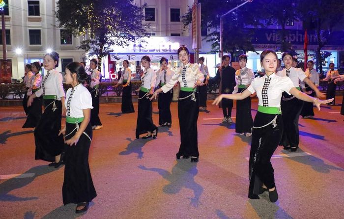 Các thành viên câu lạc bộ dân vũ trình diễn trên đường Võ Nguyên Giáp. Ảnh: Xuân Tư - TTXVN