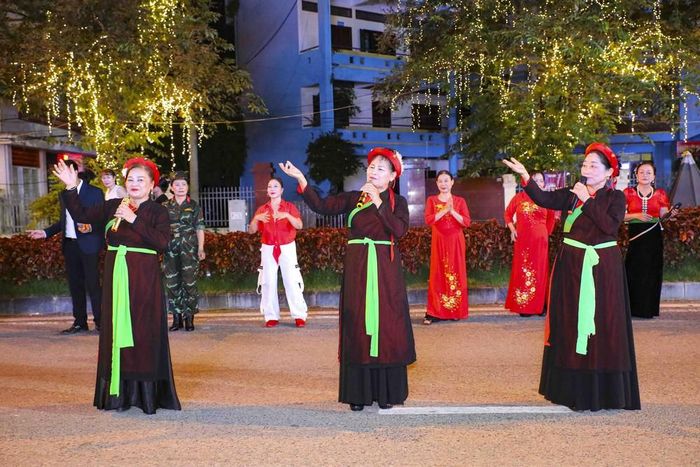 Trình diễn hát quan họ trên đường Võ Nguyên Giáp tại Carnaval “Vũ điệu đường phố”. Ảnh: Xuân Tư - TTXVN
