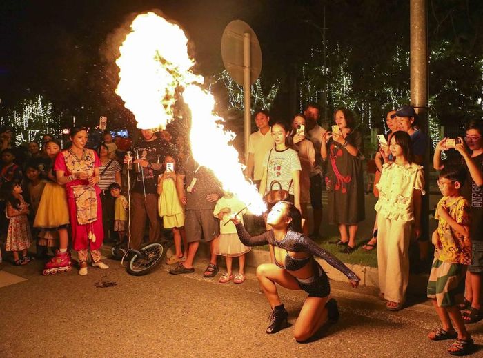 Nghệ sĩ xiếc biểu diễn màn phun lửa trong sự cổ vũ, thích thú của đông đảo khán giả. Ảnh: Xuân Tư - TTXVN