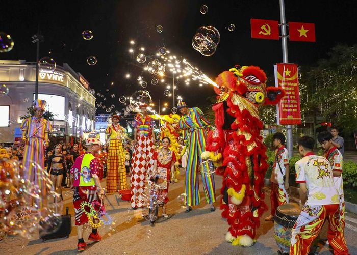 Màn biểu diễn của các nghệ sĩ xiếc đường phố và đội múa lân thu hút sự chú ý của người dân và du khách. Ảnh: Xuân Tư - TTXVN