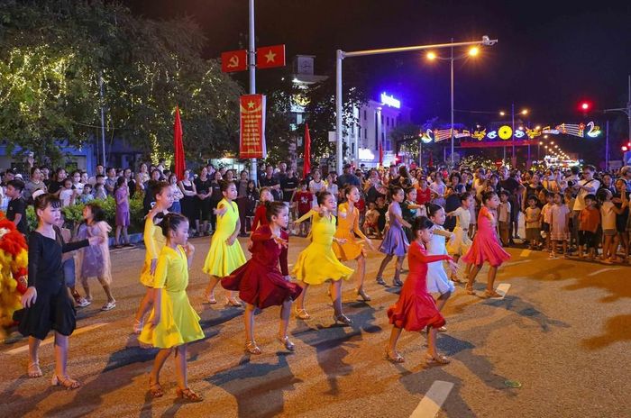 Các em nhỏ nhảy khiêu vũ thể thao trên đường phố dưới sự cổ vũ của đông đảo nhân dân. Ảnh: Xuân Tư - TTXVN