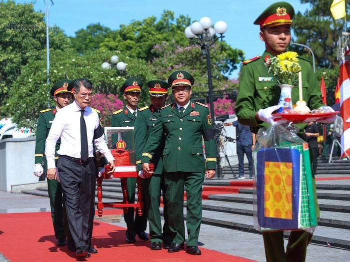 Thủ tướng Lê Minh Hưng dự lễ viếng, truy điệu và an táng 28 hài cốt liệt sĩ quân tình nguyện, chuyên gia Việt Nam hy sinh tại Lào trong thời kỳ chiến tranh, tại Nghĩa trang Liệt sĩ quốc gia Đường 9 (tỉnh Quảng Trị), ngày 23/5/2026 - Ảnh: chinhphu.vn/Nhật Bắc
