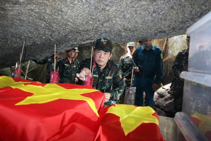 Bộ CHQS TP. Đà Nẵng triển khai công tác tìm kiếm hài cốt liệt sĩ tại hang Đá Sập - Ảnh: chinhphu.vn