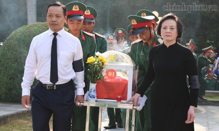 Phó Thủ tướng Phạm Thị Thanh Trà dự lễ an táng 9 hài cốt liệt sĩ tại Nghĩa trang Liệt sĩ Tông Khao (xã Thanh Nưa, tỉnh Điện Biên), ngày 27/5/2026 - Ảnh: chinhphu.vn/Thu Giang
