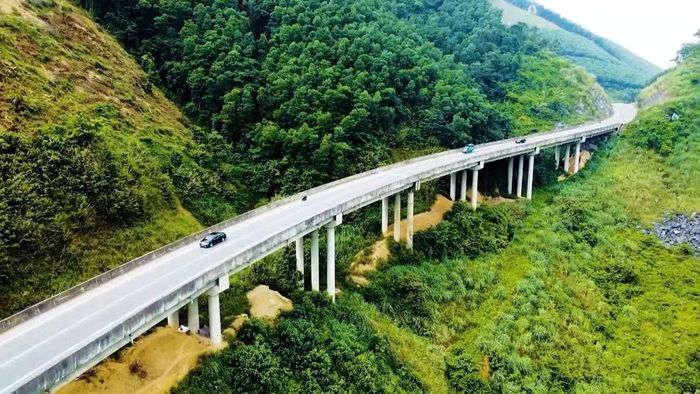 Một cầu cạn trên đường tiền cao tốc từ phía nam nối lên phía bắc tỉnh. (Ảnh: THÀNH CHUNG)