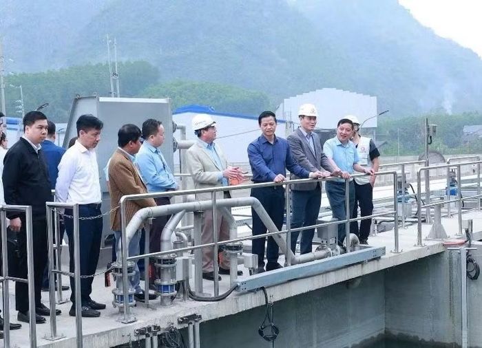 Lãnh đạo tỉnh Thái Nguyên kiểm tra tình hình phát triển khu, cụm công nghiệp tại phía bắc tỉnh. (Ảnh: THÀNH CHUNG)