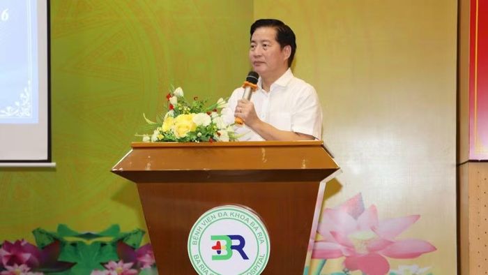 Phó Giáo sư, Tiến sĩ, bác sĩ Trần Vĩnh Hưng, Giám đốc Bệnh viện Bình Dân chia sẻ chuyên môn tại Bệnh viện đa khoa Bà Rịa.