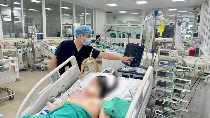 Bác sĩ Nguyễn Hồng Kỳ khuyến cáo, người dân không nên chủ quan khi sốt cao kéo dài, đặc biệt nếu kèm theo mệt nhiều, phát ban, khó thở, đau đầu nhiều, rối loạn ý thức, tiểu ít, chảy máu hoặc các biểu hiện toàn trạng xấu đi.