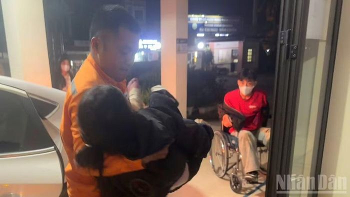 Hành động kịp thời của hai nhân viên Điện lực Trấn Yên đã giúp các nạn nhân sớm được chăm sóc y tế. (Ảnh: Công ty Điện lực Lào Cai cung cấp)
