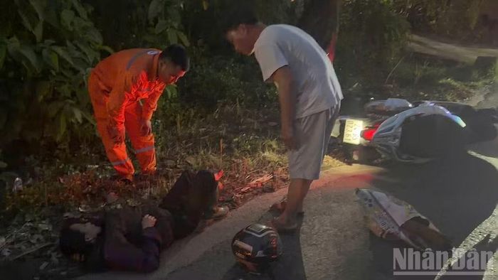 Nhân viên Điện lực Trấn Yên hỗ trợ các nạn nhân bị tai nạn giao thông. (Ảnh: Công ty Điện lực Lào Cai cung cấp)