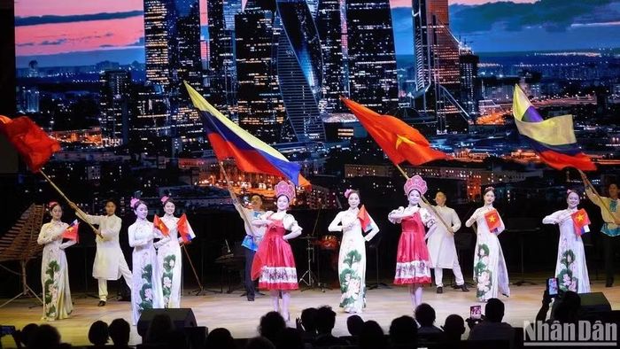 Các nghệ sĩ Việt Nam biểu diễn tại Lễ khai mạc Những ngày văn hóa Việt Nam tại Liên bang Nga năm 2024. (Ảnh: XUÂN HƯNG)