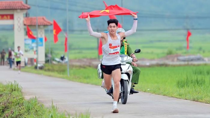 Cung đường gắn với cảnh quan, đời sống nông thôn và cánh đồng Mường Than mang đến những trải nghiệm thú vị cho người tham gia. (Ảnh: Trần Tuấn)