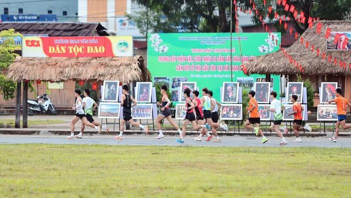 Giải chạy nằm trong khuôn khổ các hoạt động của Tết Độc lập tạo không khí vui tươi phấn khởi. (Ảnh: Trần Tuấn)