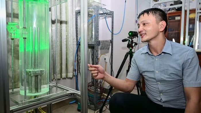 Nghiên cứu viên Trần Thanh Trầm (Trung tâm đào tạo hạt nhân) hướng dẫn hiện tượng đối lưu tự nhiên trong bó thanh nhiên liệu. (Ảnh: BẢO LONG)